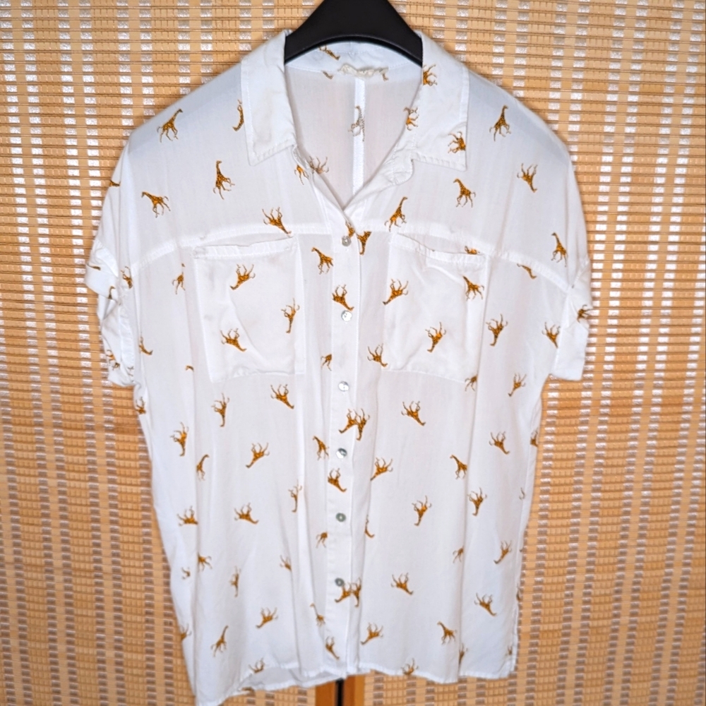 Giraffe Print Collared, Button Down Shirt (Medium)